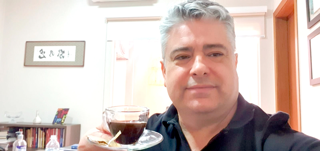 Uma selfie de respeito do empresário Marcos Gerolomo Aureliano iniciando a semana degustando um delicioso cafezinho em sua empresa, Mega On Line. Fica aqui o convite especial para todos os seus clientes e amigos dar uma passadinha lá para acompanha-lo no cafezinho. Eu já provei e não é que é bom mesmo 