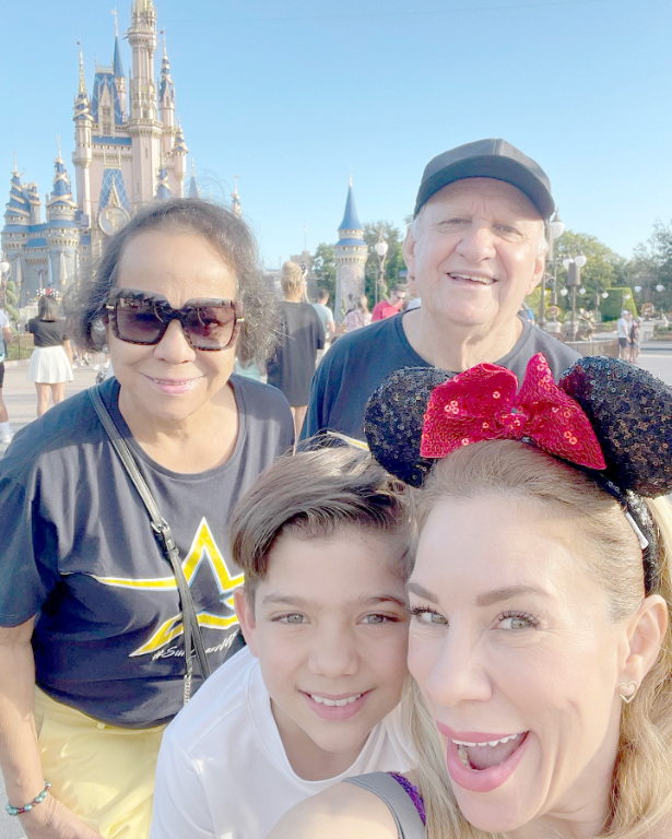 Aproveitando a semana do saco cheio, Luciana Mejan, que adora viajar, foi curtir a semana de férias nada mais nada menos que na Flórida- EUA. Lu foi desfrutar dos encantos e magia dos parques temáticos de Walt Disney, e como passeio e diversão em família é muito melhor, a bela levou consigo seu filho Augusto, sua mãe Wilma e seu pai Nélson Mejan