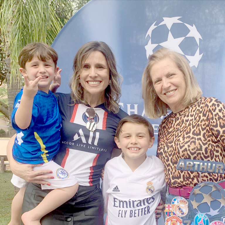 Ontem o dia foi de muita festa e alegria para Vilma Alexandre Fernandes que comemorou mais um ano de vida cercado pelo amor e carinho de sua família e amigos. Sua filha, Ana Paula Fernandes Menezes, mais os netos Arthur e Antonio, cobriram a aniversariante de carinhos e beijinhos. Parabéns a vovó Vilma, que a felicidade, a saúde, a paz e o sucesso façam sempre parte dos seus dias. Feliz aniversário!!!