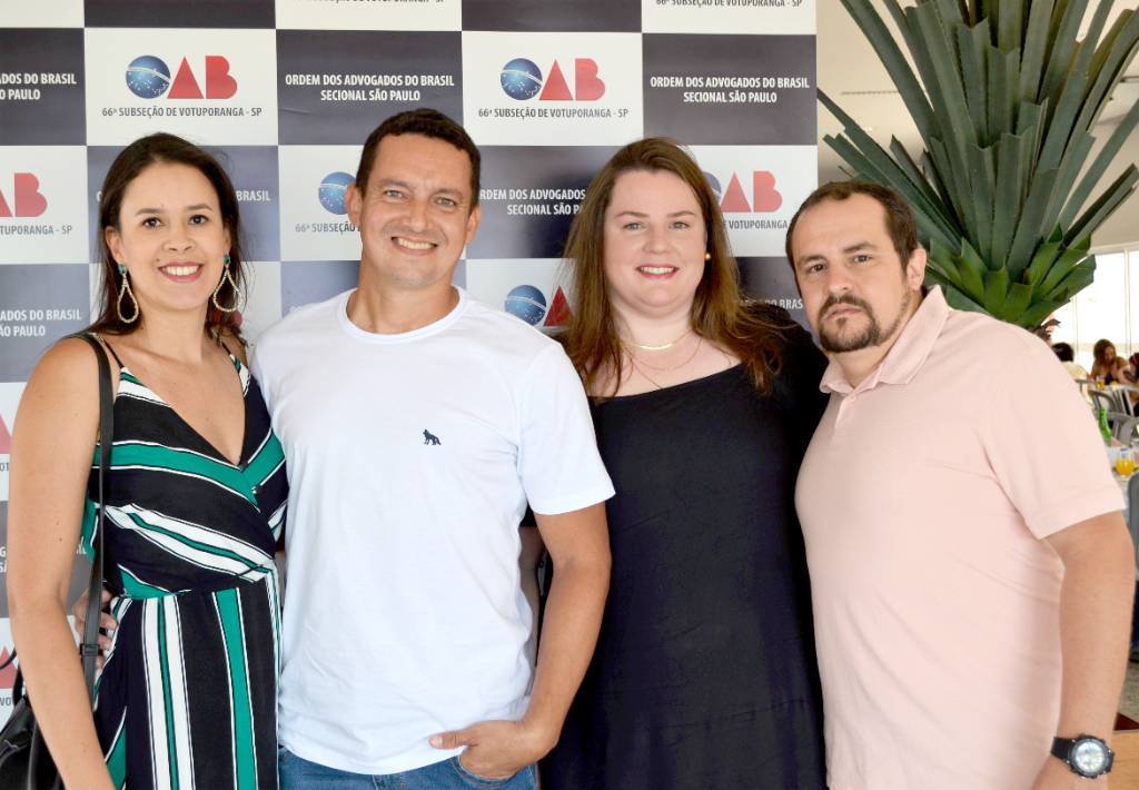 Dra. Nayara Maciel e Eloi Piloto junto ao casal de amigos, dra. Bruna Roveda e Carlos Teixeira
prestigiando o almoço de confraternização da OAB
