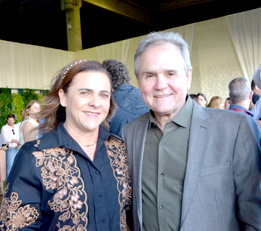 Hoje é dia de celebrar a vida e o início de um novo ciclo para Emilio César Marão Duarte! Ao lado da esposa Fabiana e da filha Bia, ele comemora mais um ano de história repleto de amor, alegria e conquistas. Parabéns, Dr. Emilio!  Que este novo capítulo venha carregado de felicidade, saúde e realizações e que os próximos 365 dias tragam ainda mais motivos para sorrir e celebrar bons momentos ao lado de quem você ama.