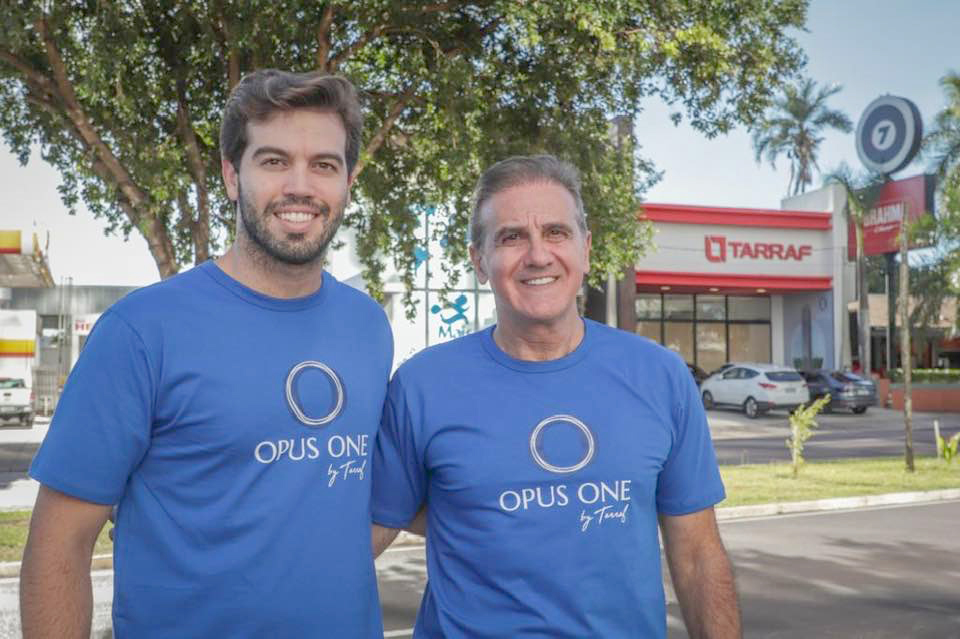 E na lista dos aniversariantes de hoje aparece Olavo Tarraf, que celebra o dom da vida cercado pelo amor e carinho de sua família. Empresário do ramo imobiliário com residência fixa em Rio Preto, mas com um pé fincado em Votuporanga devido suas atividades profissionais, Olavo comemora a chegada dos seus “60 + 1” anos de vida, conforme ele mesmo registrou em sua rede social. Parabéns ao grande empreendedor e que a força de tudo que é bom chegue até você neste novo ciclo de vida que se inicia hoje. Parabéns ao feliz aniversariante! Na foto, Olavo Tarraf com seu filho Olavinho.