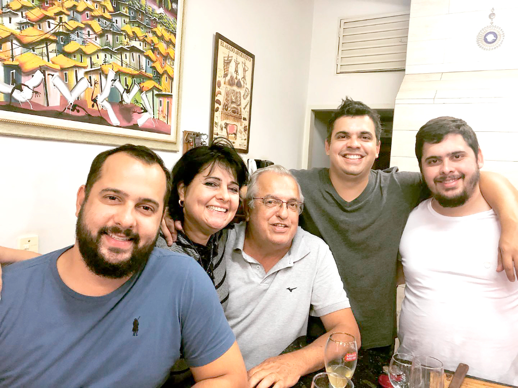 Brindando idade nova amanhã, o bancário aposentado e advogado dr. Paulo César Guerche, que comemora a data com muita alegria ao lado de sua esposa Sueli Guerche, sua família e amigos, em especial os amigos do Lions Clube Brisas Suave, que puxam a fila dos cumprimentos. Parabéns pela data querida, muita saúde e sucesso. Na foto Paulo Guerche, sua esposa Sueli e seus filhos.