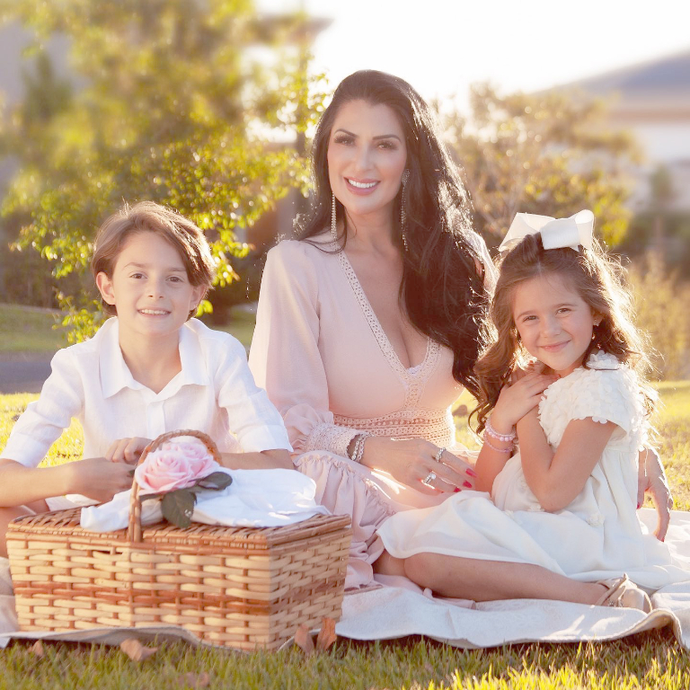 E amanhã o dia será de festa e alegria para Michelle Angotti, que comemora a chegada de um novo ciclo de vida e desfruta desta bênção ao lado de seus filhos Laura e Lorenzo e também de esposo, demais amigos e familiares. Parabéns a feliz aniversariante e que bênçãos infinitas cheguem até você no seu dia especial.