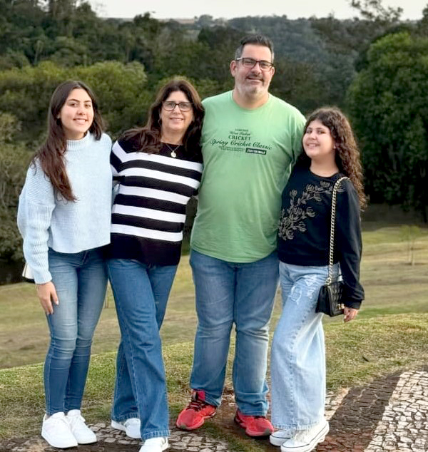 O dia ontem (16) foi alegre e festivo pra Sanderlene Morini, que celebrou mais um ano de vida, cercada pelo carinho de familiares e amigos. A comerciante recebeu homenagens especiais do marido, Bruno Morini, e das filhas, que lhe dedicaram todo o amor e carinho, além dos mais sinceros votos de saúde, felicidade e realizações. Parabéns, Sanderlene! Que seu novo ano de vida seja leve, feliz e abençoado!