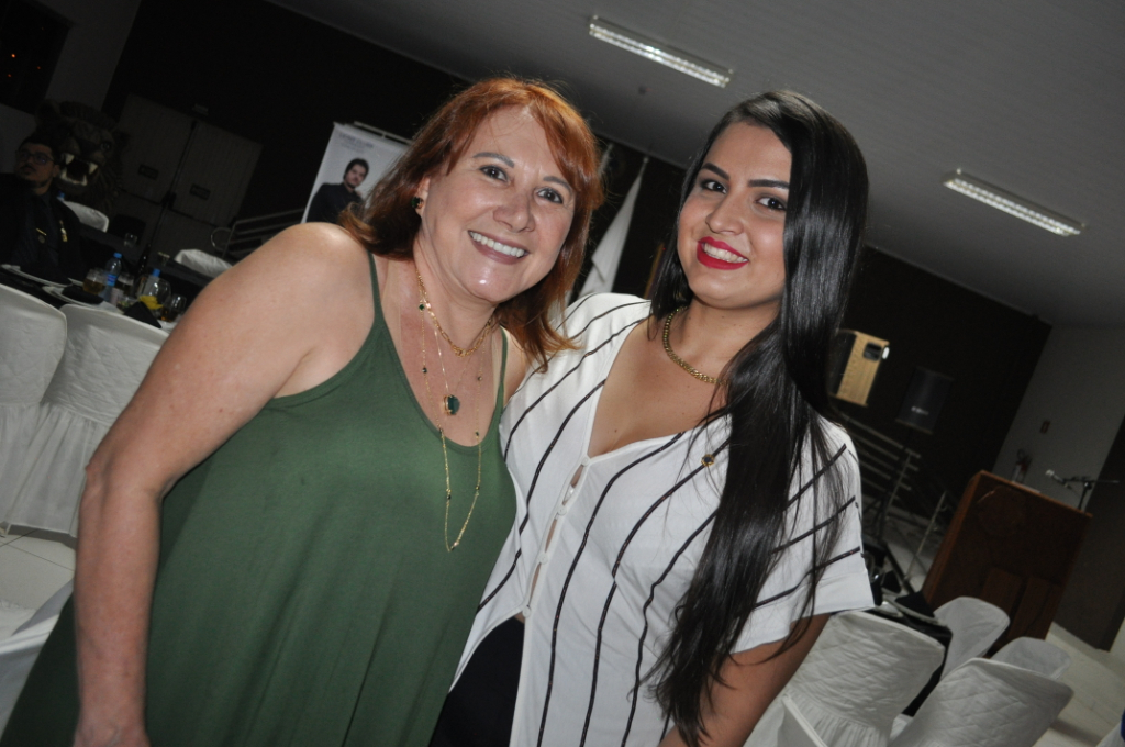 Rosa Pereira e Mayra dos Anjos, desfilando toda  simpatia e carisma em noite Festiva  do Lions
