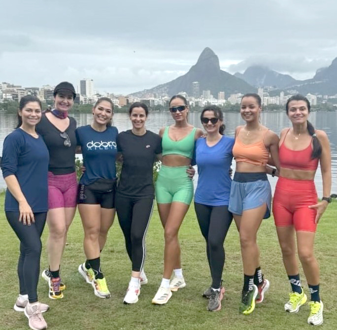 Unidas pelo esforço, determinação e paixão pelo esporte, as atletas votuporanguenses brilharam  na Meia Maratona do Rio de Janeiro, que acontece de 30 de maio a 02 de junho na Marina da Glória, no Rio. Haline Morato apaixonada por esportes arrastou com seu exemplo as amigas; Bruna Ferraz, Maria Regina, Bianca Garcia, Paola Napolitano, Camila Pontes, Ana Elisa Mariano, entre várias outras atletas votuporanguenses que se inscreveram na maratona. Os passos dessas mulheres, não apenas percorreram quilômetros, mas inspiraram toda uma comunidade. Parabéns pelo talento, pela garra e por representarem tão bem nossa cidade nesse desafio épico!