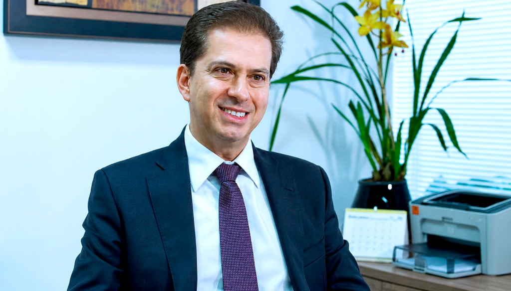 Dr. Bruno José Berti celebra mais um ano de vida na próxima segunda-feira, 29 de junho. Homem admirado por sua trajetória, simplicidade e pelos valores que cultiva ao longo da vida, Dr. Alcir recebe, nesta data, inúmeras homenagens e votos de felicidade de todos que fazem parte de seu círculo de amizade. Parabéns Dr. Bruno! Que Deus ilumine seus caminhos e que os próximos 365 dias sejam repletos de conquistas, momentos especiais, proteção divina e muitas alegrias.