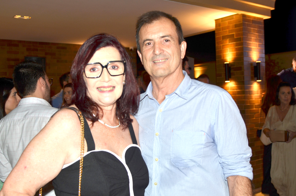 Nesta sexta-feira, 17 de outubro, o empresário Olívio Scamatti brinda mais um ano de vida ao lado da esposa, Augusta Seller Scamatti. A data é celebrada com gratidão, afeto e inúmeras demonstrações de carinho que ele recebe de familiares, amigos e colaboradores do tradicional Grupo Scamatti — do qual é um dos diretores, ao lado de seus irmãos. Aos votos de felicidades, somamos o desejo de que este novo ciclo seja repleto de saúde, prosperidade, realizações e muitos momentos especiais. Parabéns, Olívio!