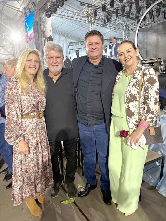 A primeira-dama Rose Seba e seu marido, o prefeito Jorge Seba, ao lado de Fernando Garcia, CEO da Galego Equipamentos Rodoviários, e sua esposa Márcia Zuanazzi, marcaram presença no badaladíssimo show do cantor Daniel em comemoração aos 61 anos do Assary Clube