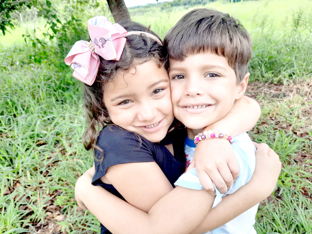 Todo o carinho e amor de irmãos em um só abraço. Um registro lindo dos irmãos gêmeos Ana Laura e Pedro Tomé. Pra explodir de amor o coração dos pais Fernando Tomé e Laurita.