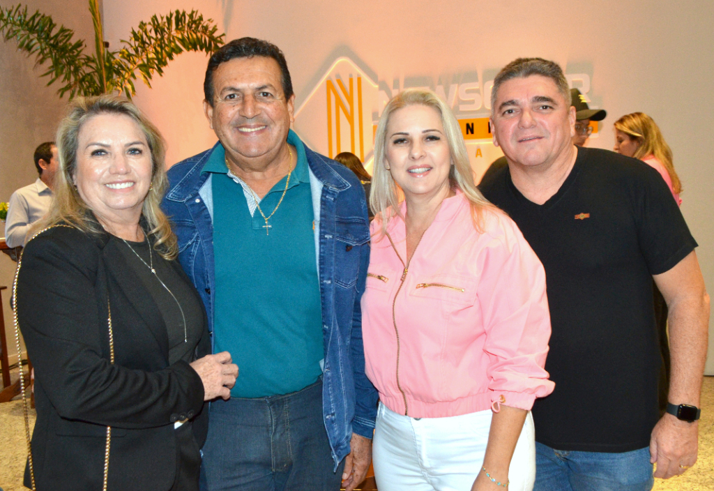 Os casais amigos Cleusa e Sagui, junto de Keli e Wladimir Medeiros Costa, levaram o abraço amigo para Rubens Ávila e Desirrê que reinauguram um novo tempo da empresa e lançaram oficialmente para os convidados presentes a New Solar Group e New Mobile, um moderno ponto de abastecimento para carros elétricos. Uma noite especial, celebrando um novo tempo em mobilidade sustentável, tecnologia e desenvolvimento.