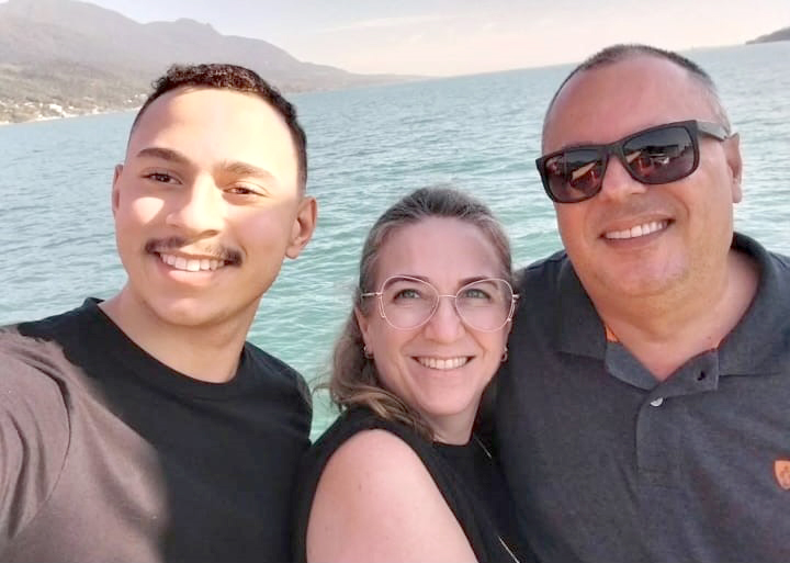 Este domingo, 29 de junho, será marcado por muita alegria e gratidão para as famílias Zaparolli e De Bortole, que celebram mais um ano de vida do jovem Eduardo Zaparolli De Bortole. Seus pais, Jaiminho e Cris, fazem questão de tornar o dia do filho ainda mais especial, cercando-o de amor, carinho e momentos inesquecíveis. Parabéns, Dudu! Que o seu futuro seja brilhante, cheio de conquistas, descobertas incríveis e muita felicidade. 