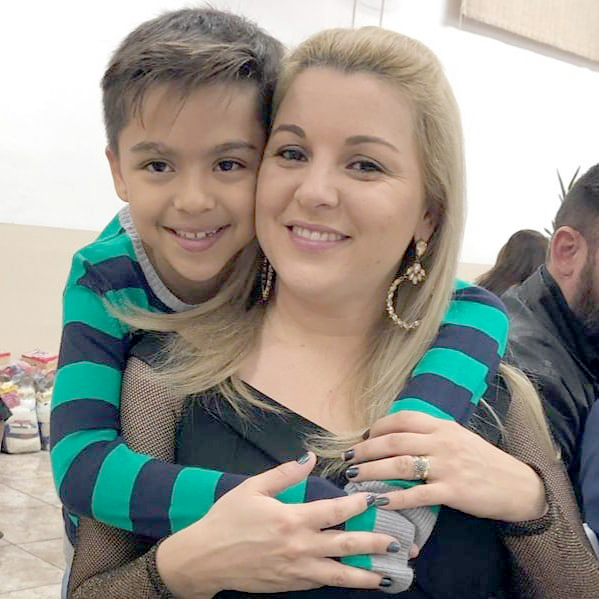 Dia feliz hoje para a loira e linda Aline Cruz, que comemora idade nova e celebra a data com toda alegria e energia que lhe é característico e recebe os cumprimentos especiais de sua família e amigos. Parabéns a feliz aniversariante, desejamos agradáveis surpresas e felizes acontecimentos para o novo ciclo de vida que se inicia. Na foto ela recebe o carinho do filho Gabriel. Feliz dia e feliz idade nova!!!