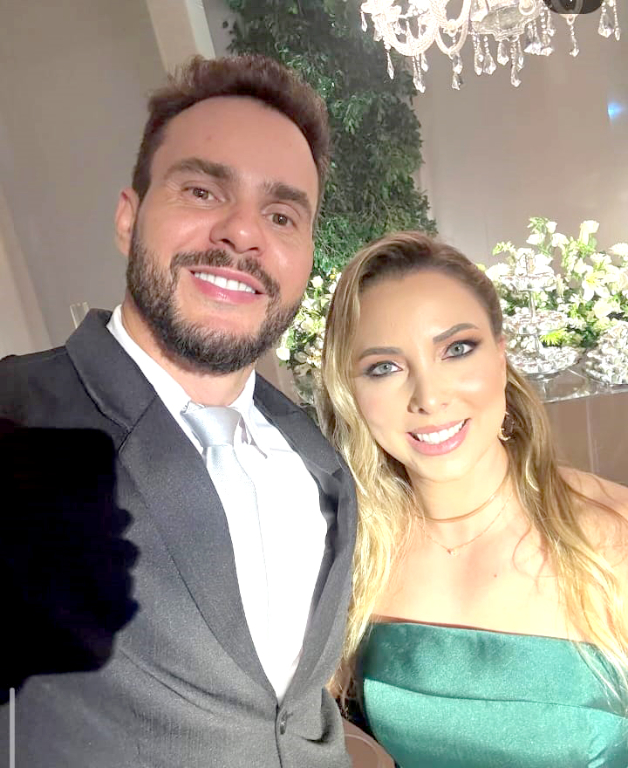 Nessa quinta-feira (23), a médica Gabriela Lupo Davanzo Pântano recebe inúmeras demonstrações de carinho pela passagem de seu aniversário. As homenagens mais carinhosas vêm do marido, Maurílio Pântano, da mãe, Heleninha Davanzo, e da tia coruja, Eliane Meire Davanzo. Gabriela também recebe o abraço da equipe da Integral Pesquisa, onde atua com competência e dedicação como médica cardiologista no centro de pesquisa. E este novo ciclo reserva uma emoção ainda maior: em breve, Gabriela viverá a alegria de receber nos braços seu primeiro filho, Luca, o presente mais precioso de sua vida. Parabéns, Gabriela! Que esta nova etapa seja repleta de saúde, amor, conquistas, boas surpresas e infinitas bênçãos de Deus!