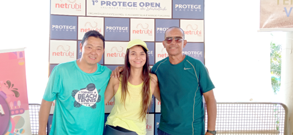 O Votuporanga Clube sediou neste final de semana o primeiro Campeonato de Tennis “Protege Open da Juventude” - Incentivo Séries. Sob a coordenação de Marcinho Fukuyama e do professor Cal, e com o patrocínio da Protege Clínica de Vacinação, dentre outras empresas, o campeonato foi um sucesso total e muito aplaudido pela iniciativa de apoiar os iniciantes no esporte. Na foto, Marcinho, Aline Morato e Cal