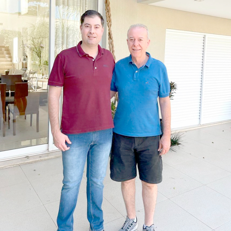 A próxima segunda-feira (17) será especial para o empresário João Vilar, que celebra mais um ano de vida. Ele comemora seu aniversário juntamente a sua família e recebe os calorosos cumprimentos de seus amigos. Sua esposa Luísa Vilar lhe dedica todo o amor e carinho pela data e lidera a fila dos “Parabéns a você”. Felicidades ao nosso querido e estimado amigo João e que a idade nova seja um marco de renovação, paz, sucesso, amor e felicidades. Na foto João Vilar e seu filho Daniel Vilar