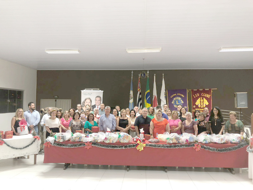 A Presidente do Lions Clube de Votuporanga, Sirlei Zanelato, realizou, no último dia 6 de dezembro, a Festiva de Natal do Lions Clube de Votuporanga com a participação de todos os associados do clube. Na ocasião, os companheiros e companheiras leão, embalados no espírito natalino, doaram 30 bonecas de pano e 21 cestas básicas para Comunidade Pater Noster, 30 Cestas de Natal para as crianças do Fundo de Solidariedade, 15 toalhas de banho para o Hospital do Câncer e um cheque de R$ 400 para o aluno vencedor do Concurso “Cartaz da Paz”, Bruno Perez, da escola Passo a Passo. A noite foi de confraternização entre os companheiros do clube e também de solidariedade.