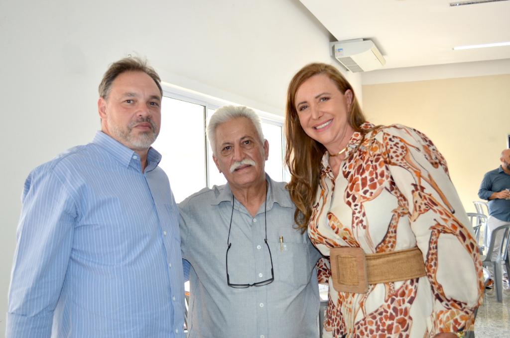 Todo o charme e elegância da advogada Ana Paula Stefanéli junto de seu esposo Sandro Rajuna e o presidente da OAB dr. Adelino Ferrari, presidente da OAB, prestigiando o almoço de confraternização dos advogados