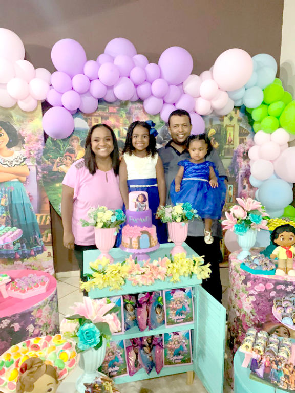 Um “viva” especial hoje para a pequena Poliana Manuela, que completa 6 aninhos de vida, cercada pelo amor e carinho dos papais Ana Paula da Silva e Lucas Silva de Oliveira e de sua irmãzinha Gabriela. Parabéns a feliz aniversariante que papai do céu lhe conceda uma infância feliz, abençoada e cercada pela proteção divina