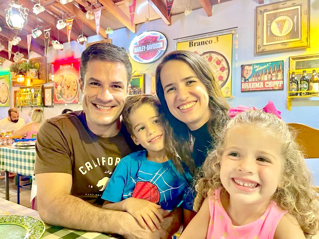 Sempre juntos e transbordando amor! Neto e Sabrina, acompanhados pelos adoráveis filhos Joaquim e Sara Ruza, curtiram momentos inesquecíveis em família recentemente em Rio Preto. Entre risadas e abraços, aproveitaram cada instante ao máximo, criando memórias que vão aquecer o coração por muito tempo.