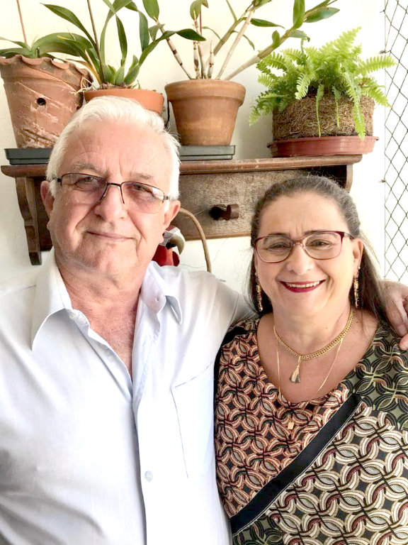  O prefeito da cidade vizinha de Parisi, Oclair Bento, é o feliz aniversariante desta sexta-feira e comemora seu dia festivo, ao lado de sua esposa, Cleide Prette Bento e juntinho de toda a sua família. Oclair, será alvo de cumprimentos de toda a equipe de colaboradores da Prefeitura e de todos os cidadãos, pois tem realizado uma gestão pública bem próximo de seu povo. Parabéns ao feliz aniversariante, que esse dia iluminado seja apenas o começo de um novo ciclo, feliz, abençoado e de muita saúde na sua vida. Feliz aniversário!