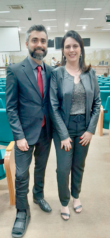 Carolina Rossini e seu esposo Alexandre Fieno da Silva em dia de posse com o diretor do Instituto Federal de Pouso Alegre (MG). A família aqui em Votuporanga se orgulha com a conquista alcançada por Alexandre e deseja sucesso em sua nova etapa de vida profissional   