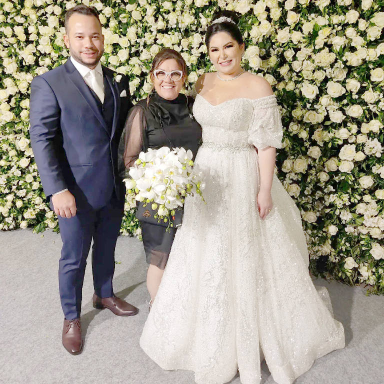 Anaíta Lopes e Douglas Ferreira viveram seu dia dos sonhos no último sábado (17). O casal se uniu pelos laços sagrados do matrimônio e do amor e recepcionaram amigos e familiares em uma linda festa realizada no Centro de Eventos Valério Giamatei. A noiva estava uma princesa, a cerimônia e a festa foram um verdadeiro deslumbre, impecável em todos os detalhes e contou com o grande auxílio da cerimonialista Claudinha Batistela, que cuidou de tudo com muito profissionalismo e dedicação. Parabéns ao casal, felicidades mil e que DEUS multiplique o amor que vos uniu 