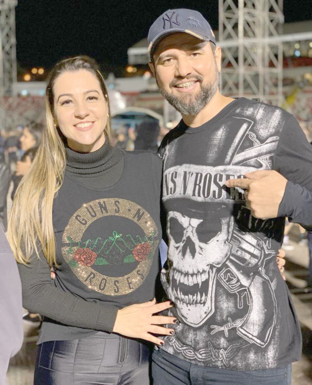 O casal, Érica Chiqueto e Elias Mota, todo trabalhado no estilo Rock de se vestir para curtir o Mega Show do lendário grupo de Rock “Guns N Roses”, que aconteceu na Arena Eurobike, na cidade de Ribeirão Preto na última sexta-feira, dia 16. O show viveu um clima de nostalgia e a entrega foi completa. Os integrantes do grupo de Rock entregaram mais de 3 horas de show de pura emoção e beleza  