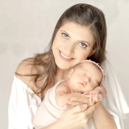 “Deixa eu te apresentar, que eu acabei de chegar “.... Sim a Malu veio para transbordar de amor a vida do papai e da mamãe Grazi De Marchi. Maria Luisa veio completar a família pois sabemos que família não nasce pronta, constrói-se aos poucos e é o melhor laboratório do amor. Malu é mais um tijolinho que veio somar ao amor de seus pais. Seja bem vinda Malu. Que papai do céu lhe proteja e te direcione nos caminhos do amor.

