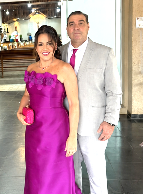 A semana começou com os “Parabéns a Você” dedicados à Denise Ivaldi, que celebrou mais um ano de vida cercada de carinho e boas energias. A querida aniversariante recebeu os sinceros cumprimentos de seu esposo, Paulo Ivaldi, proprietário da Astra Turismo, e também o amor especial de seus filhos, Thiago Davi e Júlia, que fizeram questão de tornar a data ainda mais feliz. Parabéns, Denise! Que este novo ciclo seja iluminado, repleto de saúde, felicidade, amor e momentos inesquecíveis. Feliz aniversário e muitas bênçãos em sua vida!