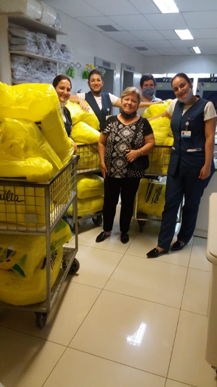 O registro dessa foto traduz muito mais que uma doação. Essa foto retrata a emoção e a felicidade de Izabel Leite em retribuir com gratidão, o acolhimento e atendimento dispensado a ela e a todos os pacientes que se utilizam dos serviços médicos do “Hospital do Amor” de Jales. Izabel registrou com emoção a seguinte fala: “Minhas amigas e familiares queridos, mais uma vez, quero agradecer a todos vocês, que estiveram comigo nesta campanha das toalhas de banho brancas, para o Hospital de Amor de Jales. Atingimos nosso objetivo de ajudar aquela instituição maravilhosa. O ano foi difícil para muitos, quase desisti da campanha, mas com muita fé em Deus que, ‘que nunca me desampara’, e em vocês, que sempre estiveram comigo, conseguimos o sucesso esperado e entregamos hoje 457 toalhas. Fica aqui a minha gratidão a Deus e a todos que me ajudaram”.