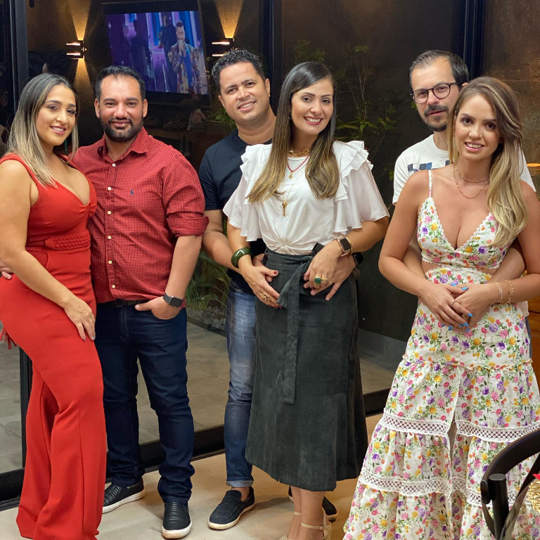 Confraternização intimista entre amigos e registro especial  dos casais: Dani Costa e Claudio Peralti, Rodrigo Costa e Manuela Dourado, Laira Trindade e Guilherme Fazolli.