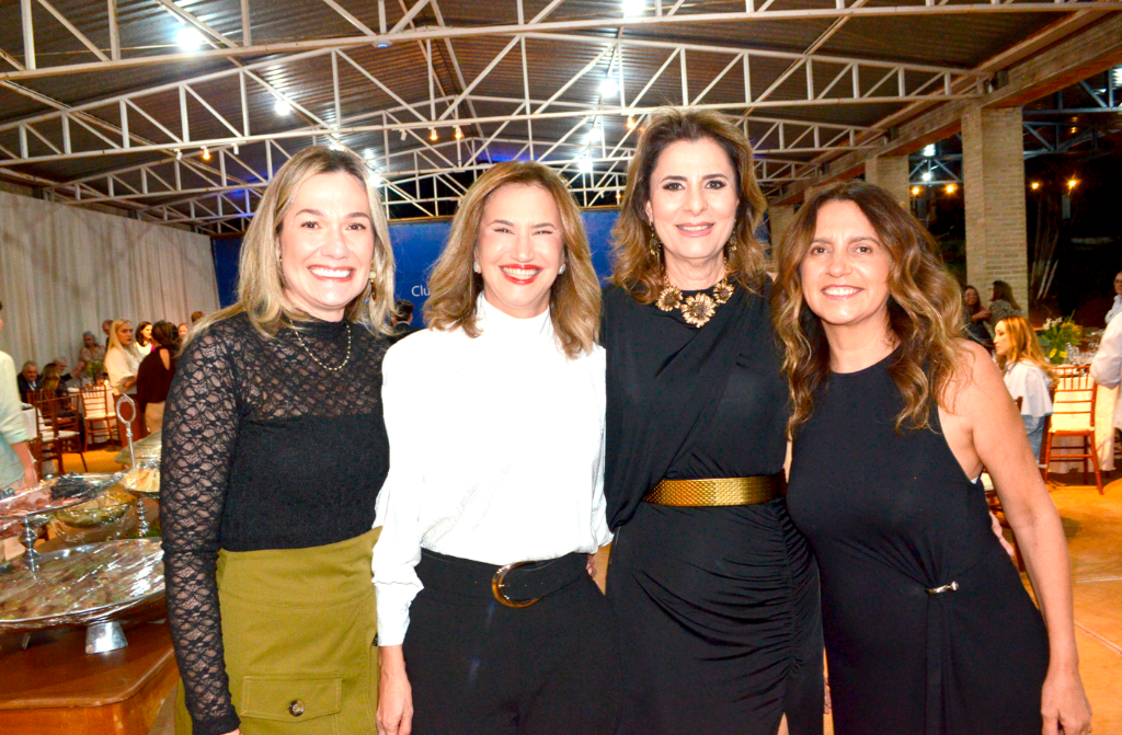 As belas e sorridentes mulheres; Maria Carolina Madrid, Gisele Xadinha, Maria Estela Garcia e Rejane Magossi esbanjaram charme e elegância durante a solenidade de posse da nova diretoria do Rotary Club 8 de Agosto, marcando presença em uma noite especial de celebração e companheirismo.