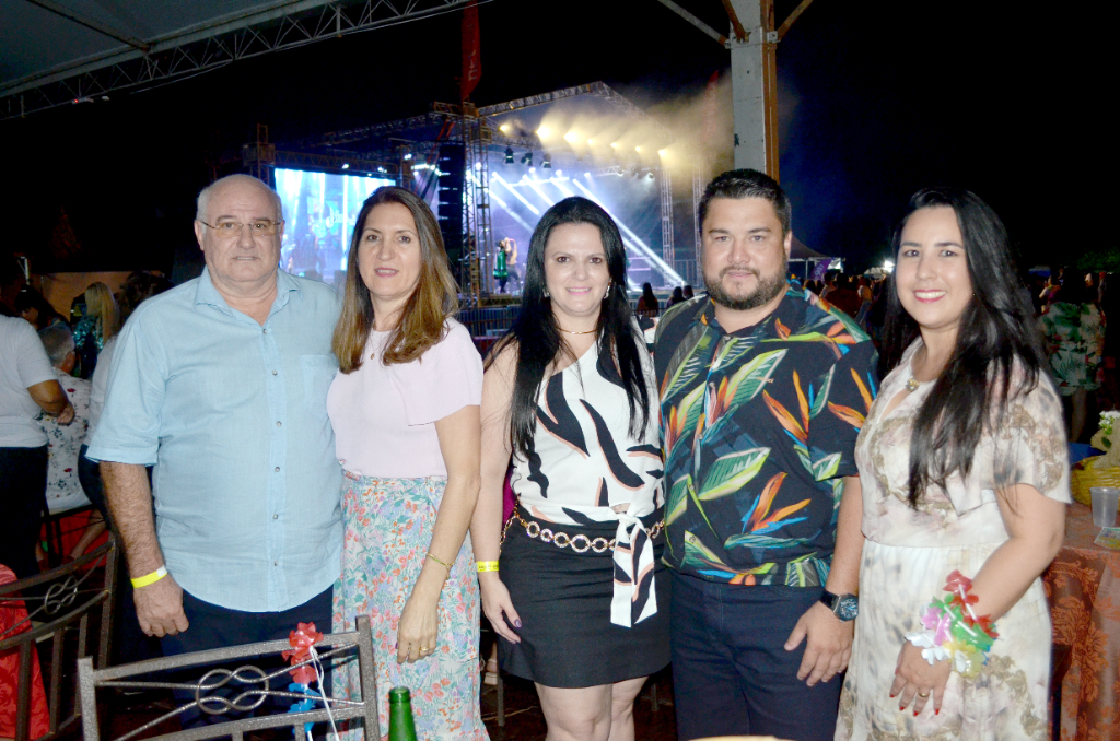 Pedro Falchi e sua esposa Sandra juntamente aos amigos Aline, Fabio Okamato e Joyce prestigiando o Baile Tropical, que aconteceu no Assary Clube de Campo no último sábado 