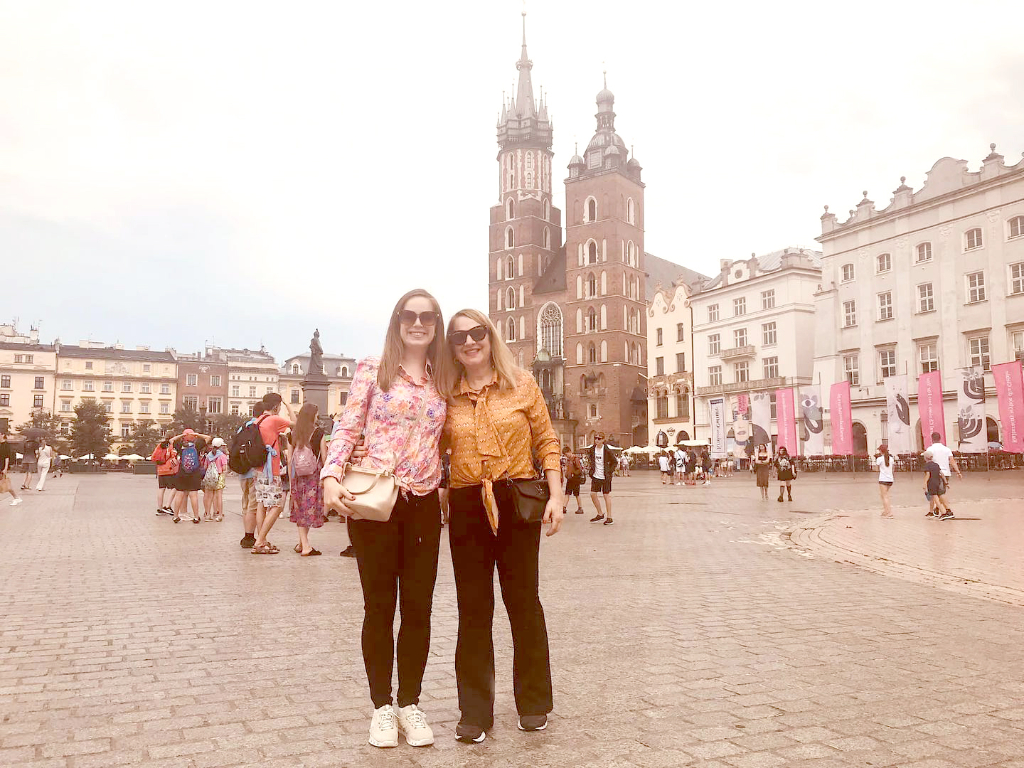 Janete Campos e sua irmã Priscila Campos turistando na cidade de Cracovia, sul da Polonia 