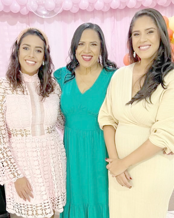 Registro especial de Solange Pelicioni com as filhas Monaliza e Jéssica Pelicioni em dia de “parabéns a você” com direito a festa no Buffet Canto do Encanto