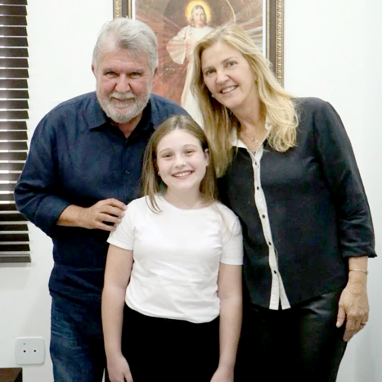 O prefeito Jorge Seba e a primeira dama Rose vem se destacando em sua administração pela atenção e dedicação que tem tido para com todos os cidadãos votuporanguenses. Na última quinta-feira (22) o prefeito fez uma postagem muito fofa em seu Facebook e que vou reproduzir aqui na coluna. Postou esta foto acima com a seguinte legenda: 
 “E teve agenda especial! Entre as visitas do dia, a da minha amiga Luísa Sábio Soler, que completa 11 anos de idade nesta quarta-feira e é filha da servidora Kelvilin. São por crianças como a Luísa e por mães como a Kelvilin que trabalhamos todos os dias para fazer Votuporanga uma cidade cada vez melhor”. Esse prefeito e essa primeira dama é um casal diferenciado em seus gestos. #Orgulho define
