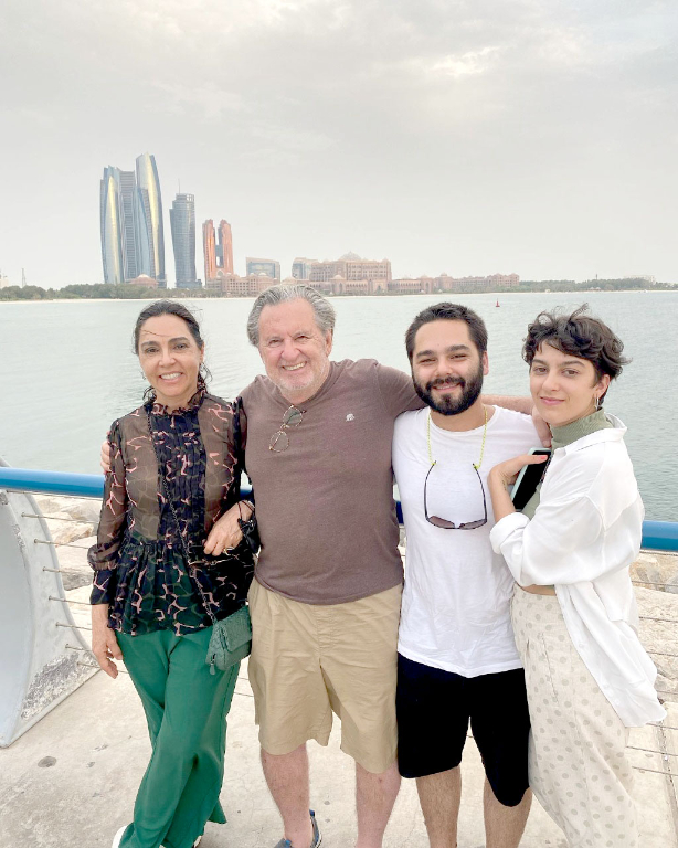 Dr. Wilson Foz com a esposa Valéria Foz, os filhos Thomaz e Rafaela, em Dubai no início deste mês. Aliás com esta viagem, Wilsinho deu início as comemorações dos seus 80 anos, que será no dia 12 de agosto, na Pousada Fóz do Marinheiro. Uma alegria compartilhada entre amigos e familiares, que resultará em uma festa maravilhosa, que está sendo organizada por sua esposa Valéria e já é um sucesso!!