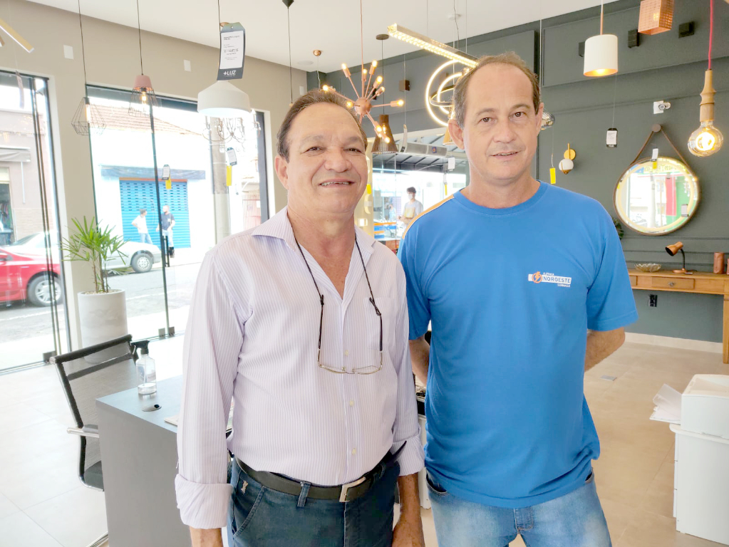 Na foto, Sinoel e o pastor Ademar, diretor da Imobiliária Morada, participando da inauguração do novo showroom Mais Luz, o mais recente empreendimento do empresário Sinoel 