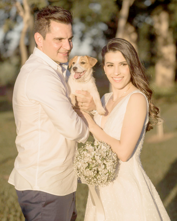 O dia 13 de dezembro foi a data escolhida por Mariana Castro e Ricardo Bifaroni para celebrarem oficialmente sua união de amor. A data foi muito especial para a noiva Mariana, que ficou simplesmente linda, e claro que não poderia faltar nesse registro a presença VIP da “filhinha de pelo” do casal, a cachorrinha Florzinha, que participou de tudo, inclusive do álbum de fotos e com direito a colarzinho de pérolas. Parabéns aos noivos pelo casamento, que Deus confirme essa união e multiplique o amor que vos une. Felicidades!!!