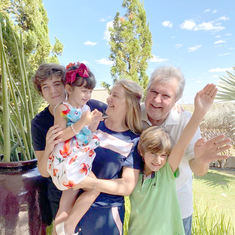 O prefeito Jorge Seba e sua esposa Rose Seba, em momento de paparicos com os netos, curtindo o dia dos avós. 