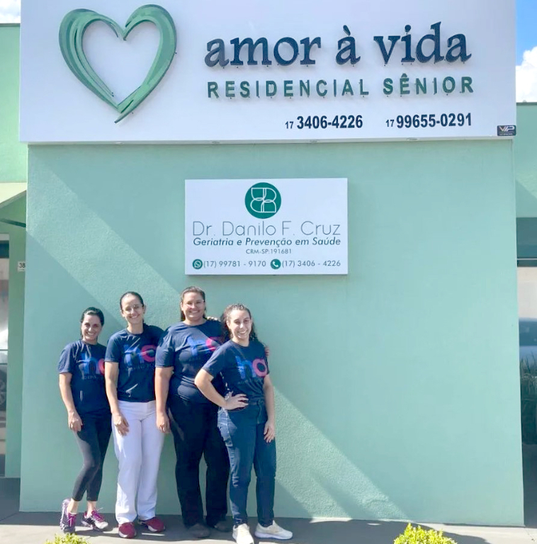 A equipe de colaboradoras do Residencial Senior Amor à vida apoia e super incentivam a Campanha “Passos que Salvam”, com renda revertida ao Hospital do Amor de Barretos.
A campanha está em sua 8ª Edição este ano e tem como objetivo conscientizar a população sobre o câncer Infanto-juvenil que é a primeira causa de morte pela doença em crianças e adolescentes. A coordenação do evento aqui na cidade fica sob a supervisão de Vande de Fátima Medeiros Barretta com apoio da UNIFEV e realização do grupo “PÉ NA ESTRADA”. Para aderir a campanha basta comprar o seu KIT Passos que salvam, entrando em contato com o telefone (17) 99621-6764 e bora caminhar, para que, assim seja possível trazer mais sorrisos aos pacientes e contribuir com suas histórias de cura e superação
