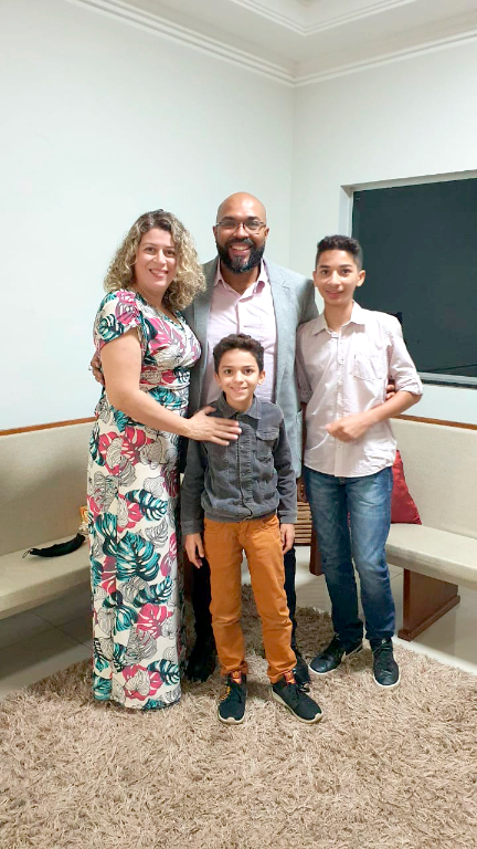 A data é querida hoje para o vereador Thiago Gualberto, que comemora a chegada de um novo ciclo de vida cercado pelo carinho de sua família e amigos. Parabéns ao feliz aniversariante, que o dia lhe reserve agradáveis surpresas e lhe traga muitos abraços carinhosos. Que o novo ciclo seja leve e abençoado. Na foto Thiago com sua esposa e filhos