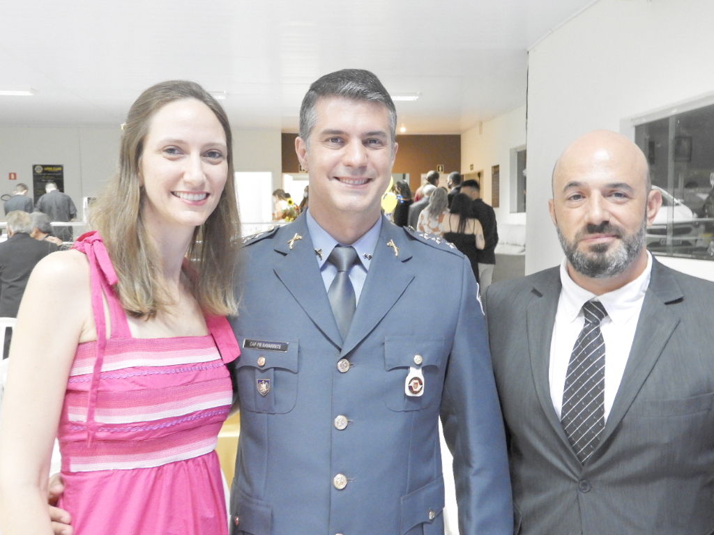 Fernanda Salloume com seu marido, o Capitão da PM André Navarrete, e o advogado Bruno Dumbra, que representou o presidente da OAB Dr. Adelino Ferrari Filho em recente evento no Lions Clube Votuporanga