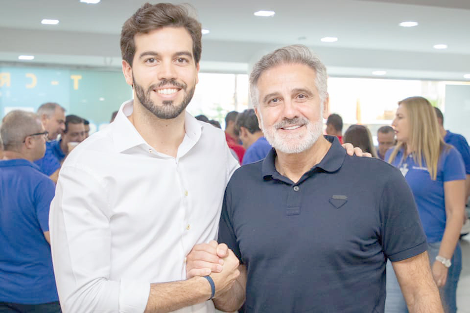 Domingo de festa para o empresário Olavo Tarraf, que celebra o dom da vida cercado pelo amor e carinho de sua família. Olavo é empresário do ramo imobiliário com residência fixa em Rio Preto, mas com um pé fincado em Votuporanga devido suas atividades profissionais. Na foto, Olavo Tarraf com seu filho Olavinho. 