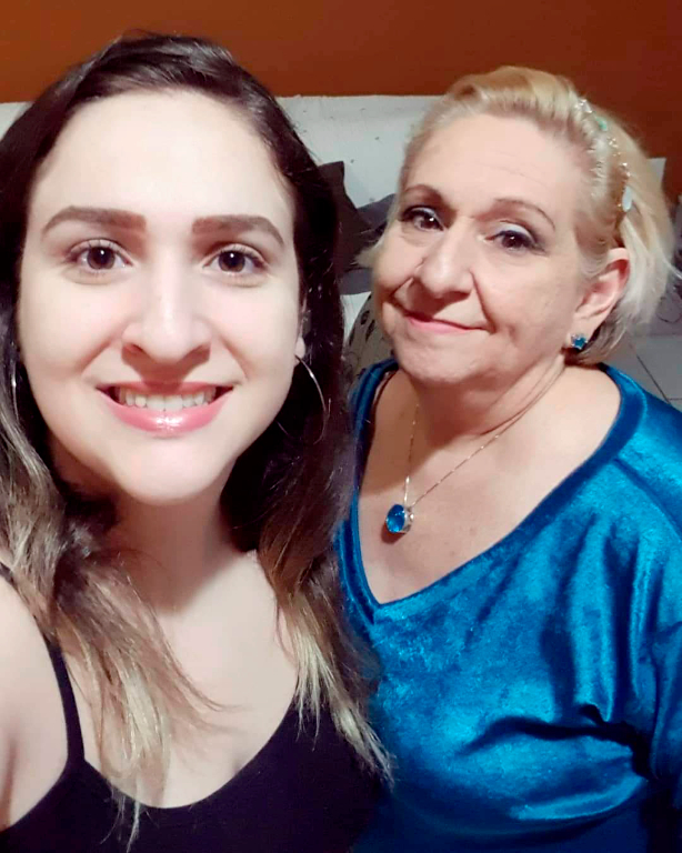 Regina Helena Violi Miotto recebe o dia de hoje com o coração cheio de gratidão pois celebra o dom da vida nesta sexta-feira (15). Ela compartilha esta alegria junto de seu marido, Valdir Miotto, de quem recebe todo o amor e carinho pela data. Ela também recebe os cumprimentos carregado de afeto de suas filhas, genro e netas que lideram a fila dos parabéns. Felicidades Regina por este dia tão especial, que ele seja repleto de abraços calorosos e agradáveis surpresas. Feliz dia e feliz idade nova!!! Na foto uma selfie especial de Regina e sua filha Mariana Miotto