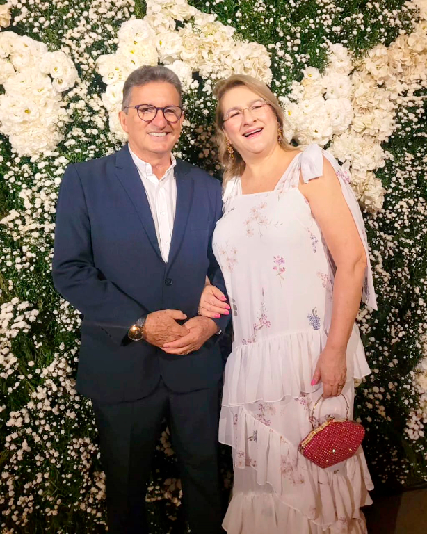 Em meio a um cenário deslumbrante, repleto de flores, o casal Dimas Geraldo e Nelma aproveitaram para registrar esse lindo momento, onde estavam prestigiando o tão esperado casamento de Bruna Dornelas e Arthur Anzai. Um evento encantador, marcado pela beleza do amor e pela alegria de todos os presentes, celebrando uma união repleta de felicidade e promessas para o futuro.