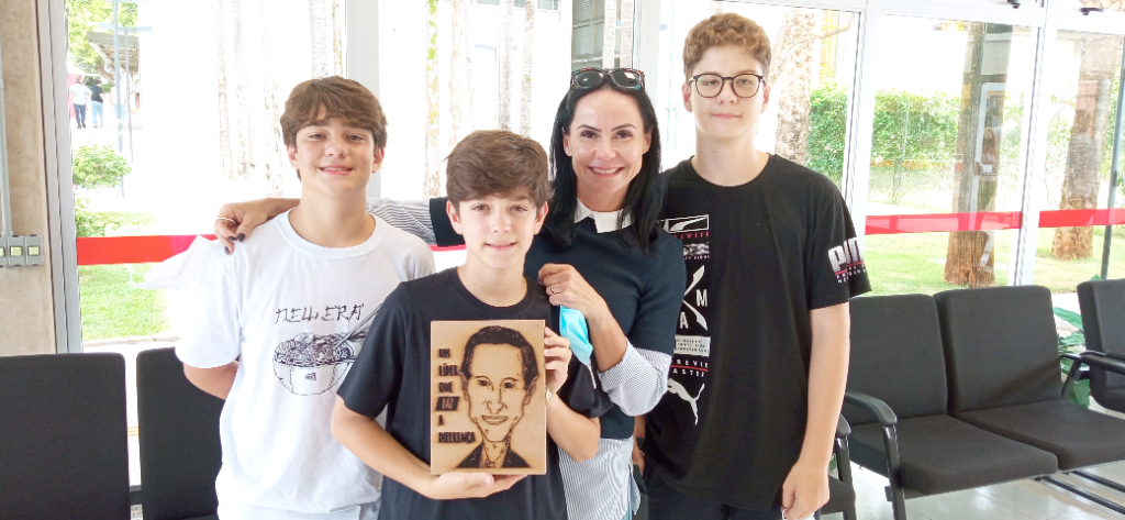 Registro especial da mãe Juliana Marão e os filhos, Nasser Marão Neto, Matheus e Vinícius em tarde de homenagens na escola Sesi, quando participaram do evento que reuniu autoridades da cidade para a visita de Paulo Skaf e, na ocasião, oficializaram o nome escolhido para a escola Sesi de Votuporanga, que agora passa a ser Escola Sesi Nasser Marão Filho. Parabéns a quem teve essa iniciativa, justa e merecida a homenagem por quem tanto faz por nossa cidade