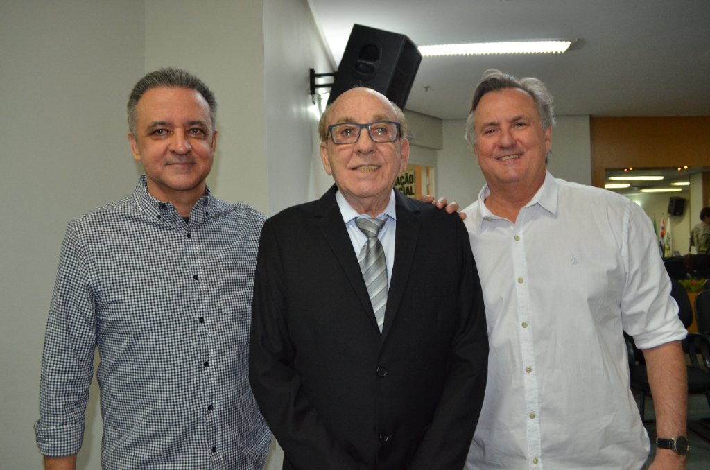 O pré-candidato a vice-prefeito, Luís Torrinha junto de Sebastião De Haro e Flávio Liévana, prestigiando a posse histórica de Natália De Haro, que assumiu a presidência da ACV na noite da última quinta-feira